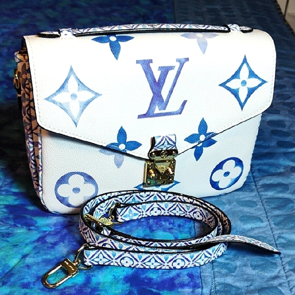 Elegant Luxury Monogram Crossbody Fashion Bag, Contrast Print, EUC!